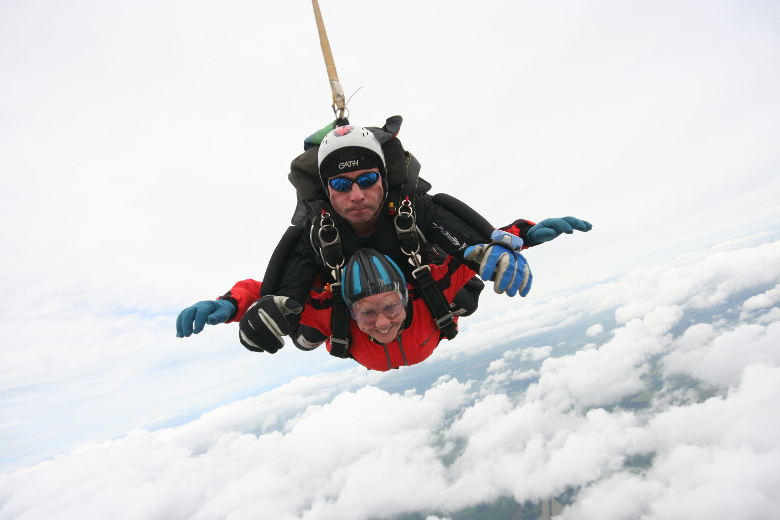 Sky diving couple for Mobile Chemotherapy unit Charity